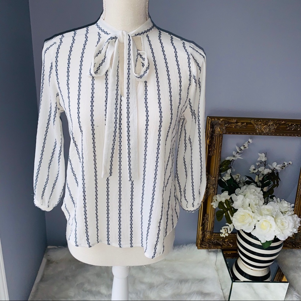 Lovely white & Blue striped top, size S💕